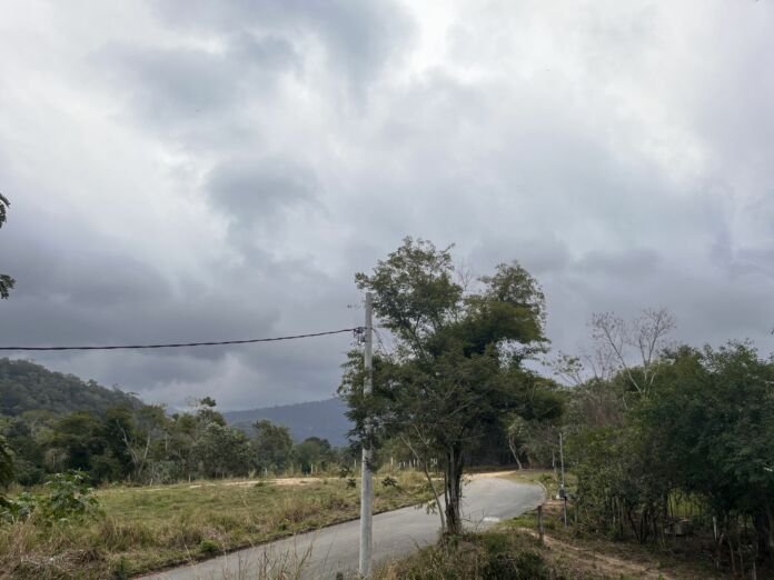 Um sistema de alta pressão atmosférica atua pela região e poderá causar chuvas fracas a moderadas no município maricaense, sendo assim com previsão de chuva