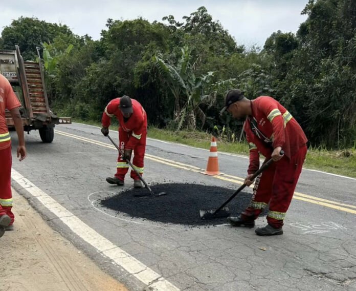 IMG_0280 Há alguns meses a equipe do Conexão do Povo realizou uma grande matéria sobre o estado da pista RJ-118 (Estrada Sampaio - Jaconé)
