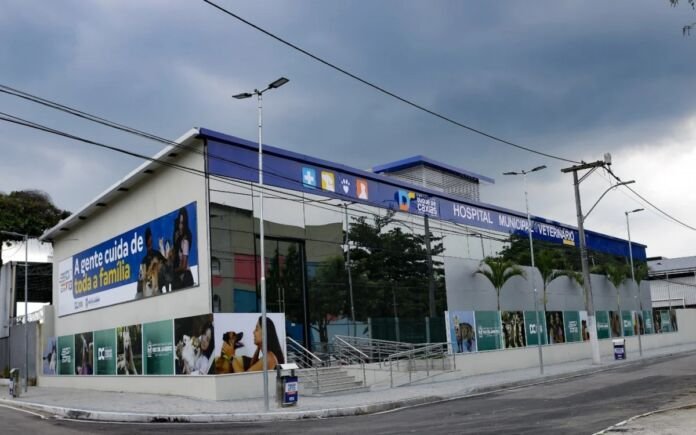 A equipe do Conexão do Povo conversou com o coordenador do Hospital Veterinário de Duque de Caxias, Leandro Freitas