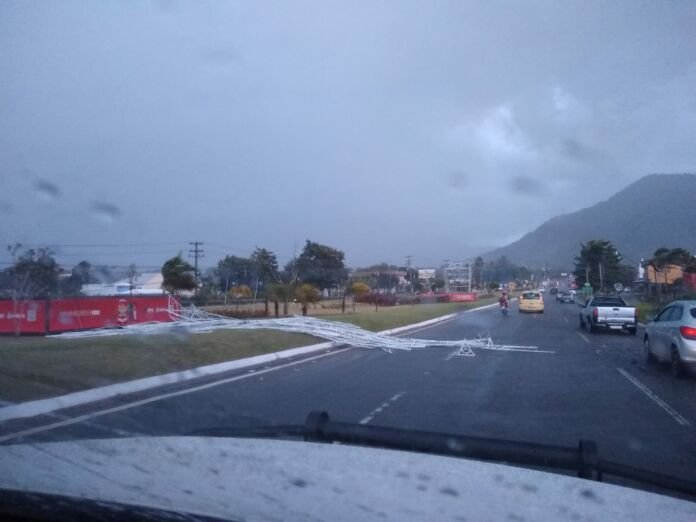 A Defesa Civil de Maricá enviou um alerta, via SMS, referente à grande possibilidade de chuva moderada a forte acompanhada de raios e rajadas de vento