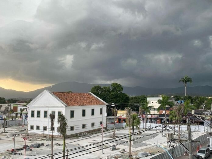 Em alguns locais, a ventania veio acompanhada de chuva fraca, relâmpago e trovoada. 