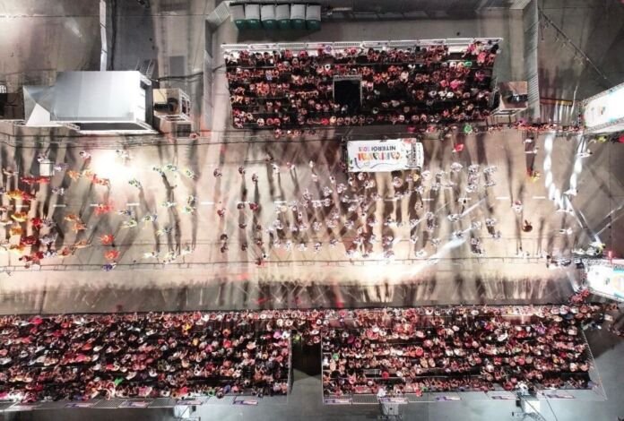 Desde as primeiras horas da manhã desta sexta-feira (21), o brilho dos carros alegóricos das escolas de samba dos Grupos C e B já dava o tom da animação que toma conta da Passarela do Samba, no Caminho Niemeyer, em Niterói.