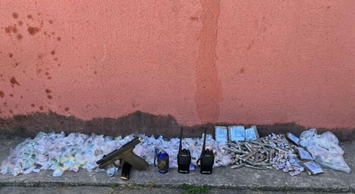 Quatro homens foram presos - um deles com mandado de prisão em aberto - durante uma operação realizada pela 6ª Companhia (Maricá) do 12º Batalhão de Polícia Militar (BPM), no Residencial Carlos Marighella, em Itaipuaçu