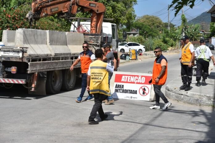A Prefeitura de Maricá interditou neste sábado (22/02) o trânsito de veículos nos dois sentidos da ponte em Inoã, na Rua José Leonardo Antunes.