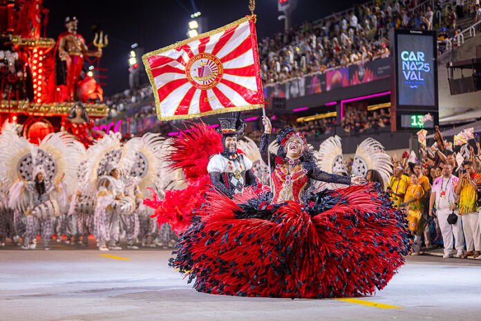Com o enredo “O cavalo de Santíssimo e a coroa do Seu 7”, de autoria do carnavalesco Leandro Vieira”, a União de Maricá foi a 6ª escola de samba da Série Ouro a pisar nesta sexta-feira (28/02) na Marquês de Sapucaí, no Rio de Janeiro.