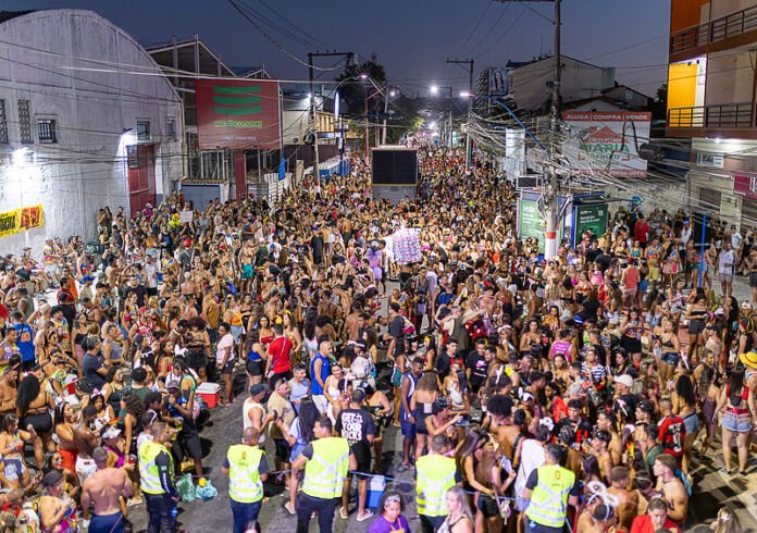 O terceiro dia do Carnaval Maricá 2025 teve o tradicional Bloco do Beijo, que há 18 anos reúne milhares de foliões no Centro da cidade.