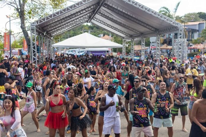 O Carnaval Maricá 2025, organizado pela Prefeitura, segue até domingo (09/03).