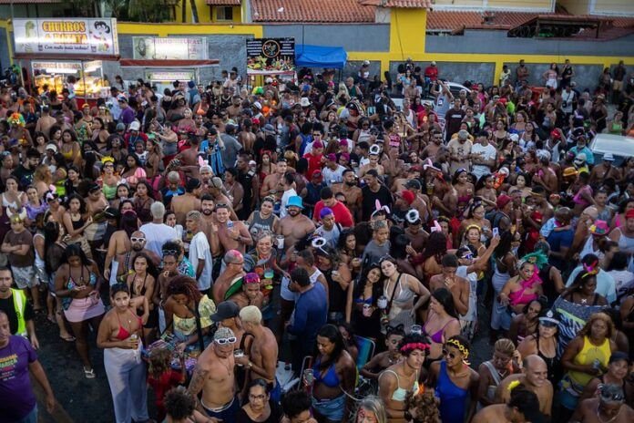 Quem escolheu finalizar o Carnaval em Ponta Negra encontrou um clima familiar para curtir o último dia de Carnaval (04/03).