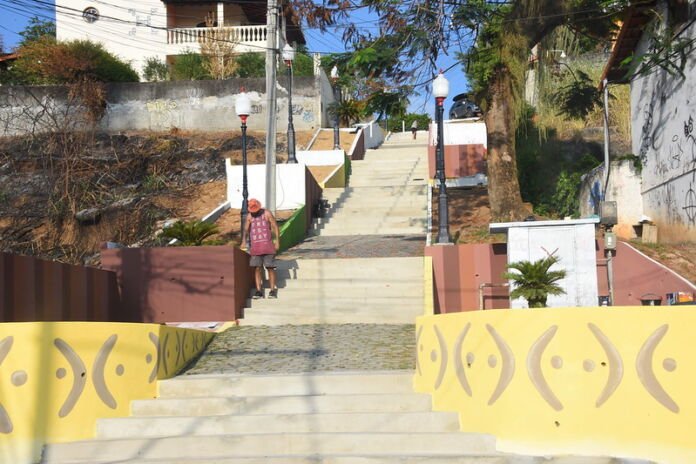 A Secretaria de Cultura e das Utopias de Maricá iniciou nesta quinta-feira (13/03) a revitalização da escadaria da Boa vista, conhecida como Escadaria de Maricá