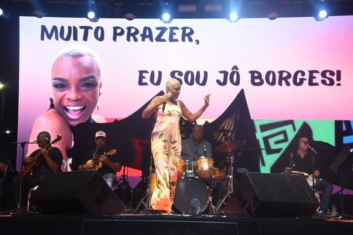 A programação da Festa de São José segue com muita música e animação na Orla do Marine. A noite deste domingo (16/03) ficou marcada pelos shows de Jô Borges e dos grupos de pagode Pique Novo e Swing e Simpatia