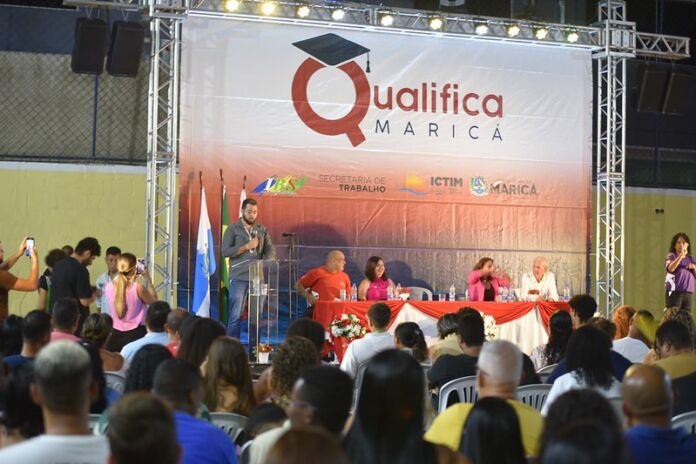 entregou nesta terça-feira (25/03) 841 certificados de conclusão de cursos para alunos do 3º ciclo de 2024 do Qualifica Maricá.