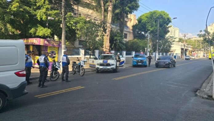 A Prefeitura de Niterói realizou, na tarde desta segunda-feira (10), uma operação conjunta para fiscalizar motocicletas que trafegam sem placa na cidade.