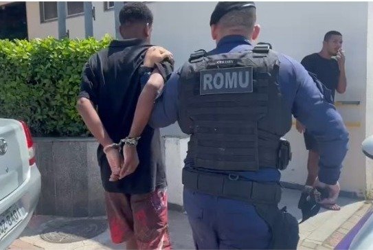 Agentes da Ronda Ostensiva Municipal (ROMU), grupamento da Guarda Municipal de Maricá, prenderam em flagrante um homem que agredia a ex-companheira na manhã desta terça-feira (25/03).