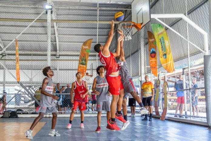 Alunos do projeto Maricá Cidade Olímpica, projeto desenvolvido pela Secretaria de Esportes, participaram no último sábado (08/03), da 2° etapa da Liga de Verão 3x3.