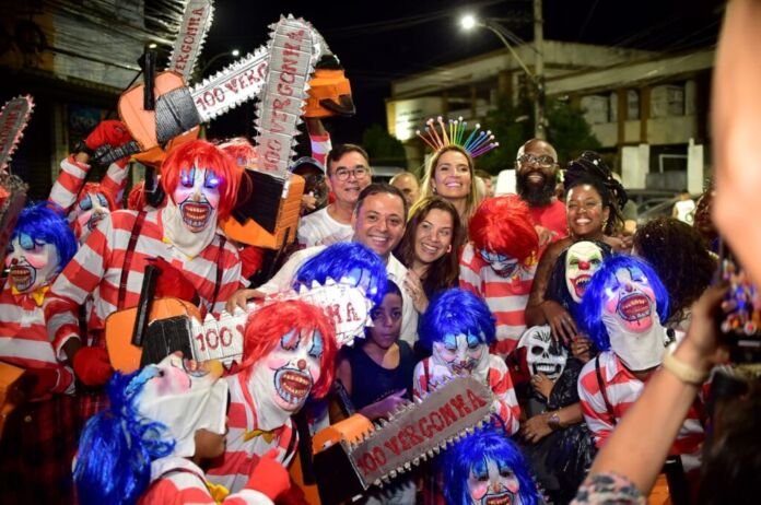 O prefeito de Niterói, Rodrigo Neves, participou do carnaval de rua da cidade e visitou vários blocos e festas tradicionais nesta segunda-feira (03)