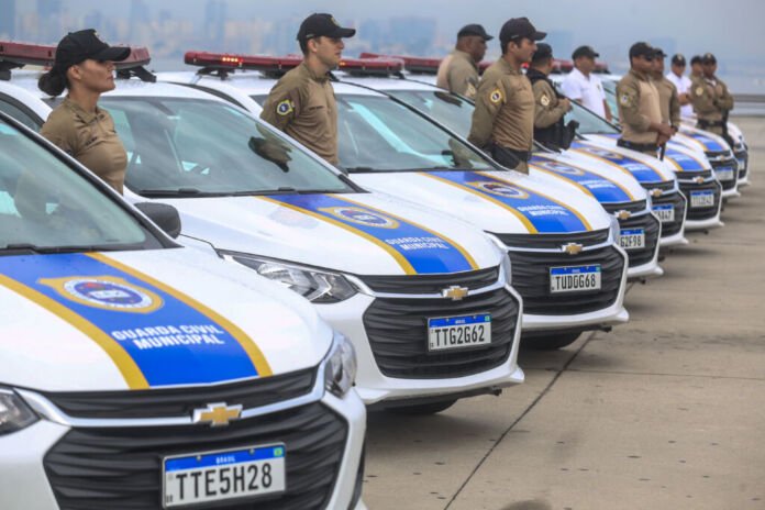 A Prefeitura de Niterói entregou, nesta segunda-feira (24), 10 carros e 10 motos para a Guarda Civil Municipal (GCM) para reforçar o ordenamento e a segurança na cidade.