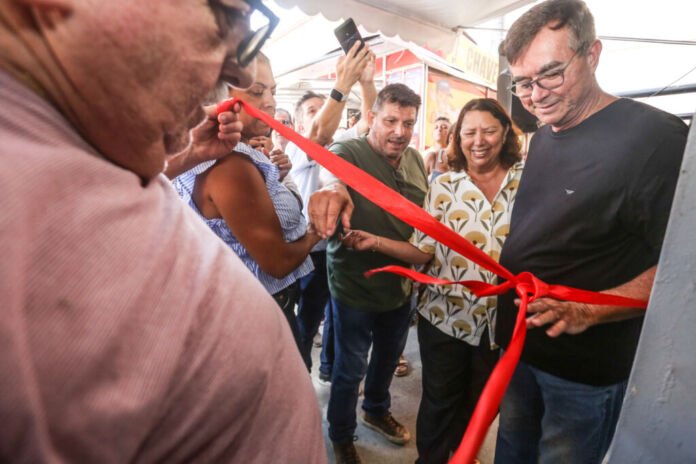 A Prefeitura de Niterói entregou, na manhã deste sábado (15), o Mercado Popular do Largo da Batalha após uma ampla reforma, que incluiu nova fachada, pintura, iluminação e ventilação.