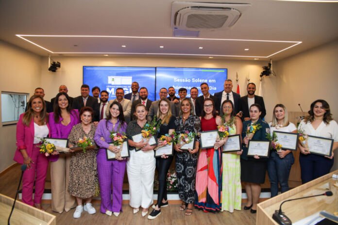SESSÃO SOLENE EM COMEMORAÇÃO AO DIA INTERNACIONAL DA MULHER-222 Na noite desta terça-feira (11), a Câmara Municipal de Magé promoveu uma emocionante sessão solene em homenagem ao Dia Internacional da Mulher.