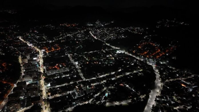A Prefeitura de Niterói iniciou a instalação de lâmpadas LED no bairro do Vital Brazil. Todas as ruas da região serão contempladas com a nova iluminação, que teve início na comunidade Sousa Soares.