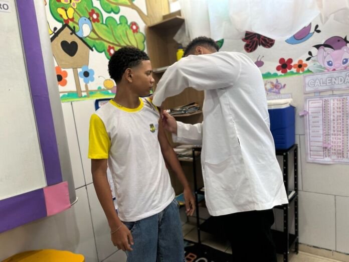 Uma iniciativa inovadora para ampliar a proteção dos jovens! A vacinação contra o HPV, acontecerá nas escolas nos dias 17 a 31 de março para alunos da rede municipal de ensino, atingindo jovens até 19 anos.