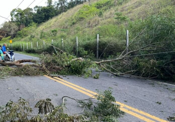 Um incêndio de pequena proporção foi suficiente para causar grande transtorno a quem mora nos bairros de Manoel Ribeiro, Pindobal e Bambuí, localizados no distrito de Ponta Negra, em Maricá.