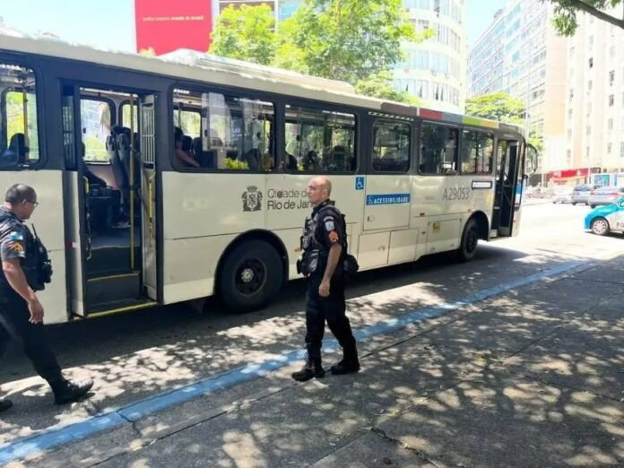 O Projeto de Lei 4404/2024, que cria o Programa “Ônibus Seguro”, também vai incluir policiais penais entre os agentes de segurança que poderão ser contratados para, em dias de folga, reforçar o policiamento a fim de diminuir a violência em transportes coletivos.