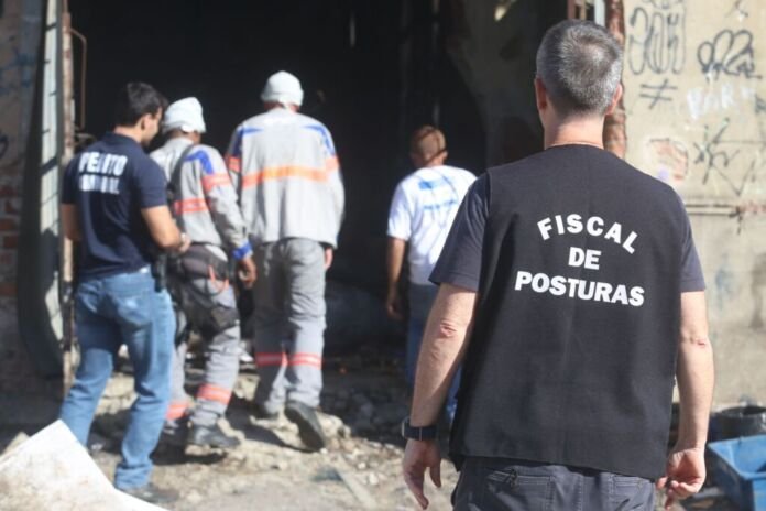 A Prefeitura de Niterói e a Delegacia de Roubos e Furtos (DRF) iniciaram, nesta sexta-feira (28), uma força-tarefa para combater ferros-velhos ilegais de Niterói. A primeira ação ocorreu em um prédio invadido no Buraco do Boi, no Barreto, Zona Norte de Niterói.