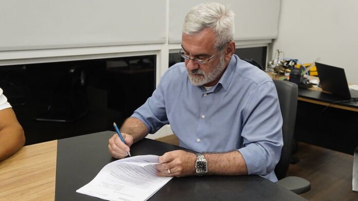 A Companhia de Desenvolvimento de Maricá (Codemar) deu mais um passo importante para o fortalecimento da indústria local ao assinar, nesta quarta-feira (09/04), um protocolo de intenções com a empresa Desaer (Desenvolvimento Aeronáutico).