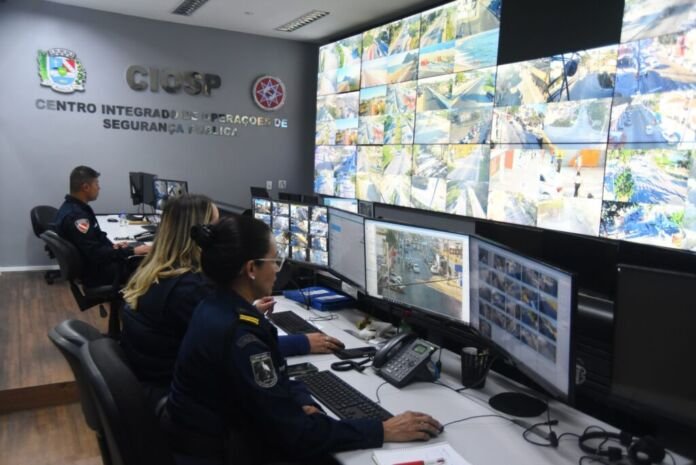 O Centro Integrado de Operações em Segurança Pública - Ciosp de Maricá disponibiliza 773 câmeras - 164 delas do tipo OCR’s