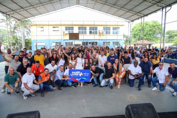 A Prefeitura de Magé realizou, na manhã deste sábado (12), a entrega dos cartões do Passe Livre Universitário na Escola Municipal Geralda Izaura Ferreira Telles, em Piabetá.