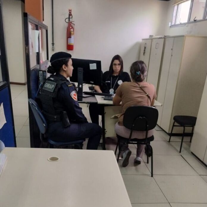 Agentes do Grupamento Maria da Penha (GMAP) foram acionados pelo Centro Especializado de Atendimento à Mulher (CEAM) e compareceram ao local para ouvir os relatos da vítima.