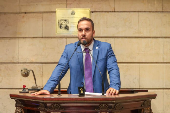 O vereador Fernando Armelau (PL) flagrou a ação de três assaltantes, no bairro do Estácio, na tarde desta terça-feira (15/04)