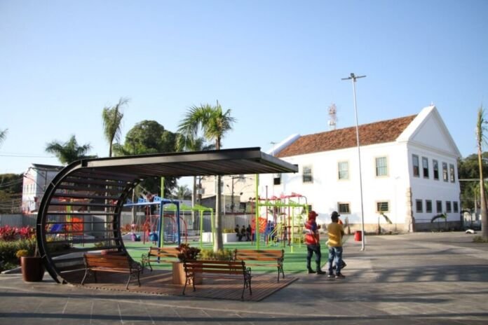 Na madrugada da última quarta-feira, 16 de abril, um morador de rua foi esfaqueado no pescoço devido a uma briga envolvendo dinheiro.