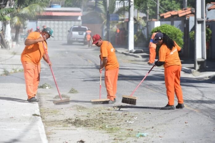 WhatsApp Image 2025-04-02 at 10.15.44 A Prefeitura de Maricá iniciou, nesta quarta-feira (02/04), uma força-tarefa no bairro Mumbuca envolvendo equipes da autarquia Serviços de Obras de Maricá (Somar), a Companhia de Saneamento de Maricá (Sanemar) e a Secretaria de Energias Renováveis e Iluminação Pública.