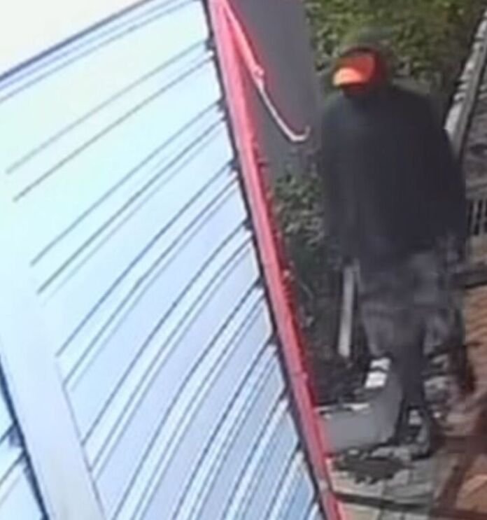 WhatsApp Image 2025-04-07 at 17.29.44 Na madrugada da última segunda-feira, 7 de abril, uma banca de jornal localizada na Rua Ribeiro de Almeida, no Centro de Maricá