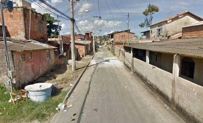Na tarde do último sábado, 12 de abril, moradores das proximidades da comunidade da Linha e do Morro do Cocô, ambos localizados no bairro de São José do Imbassaí