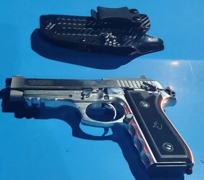 Na madrugada desta quinta-feira (24), um homem foi detido após efetuar disparos de arma de fogo na Orla de Itaipuaçu, em Maricá.
