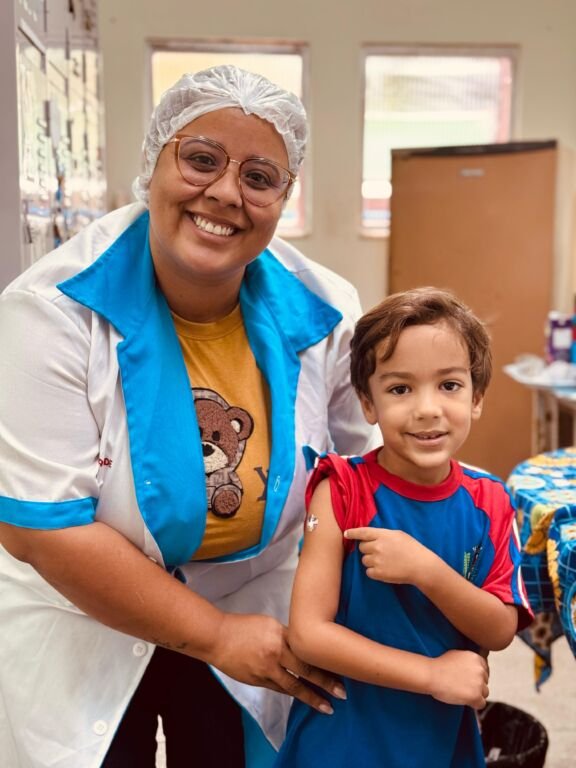 A Prefeitura de Maricá, por meio das secretarias de Saúde e Educação, promoveu nesta sexta-feira (25/04) o Dia D de Vacinação em quatro escolas municipais