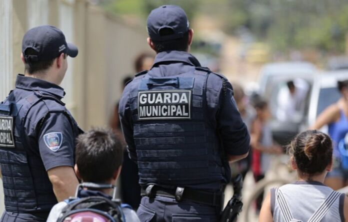 A aquisição de armas de fogo, coletes à prova de bala e munições poderá ser isenta de Imposto Sobre a Circulação de Mercadorias e Serviços (ICMS) para guardas municipais e policiais penais no Estado do Rio de Janeiro.