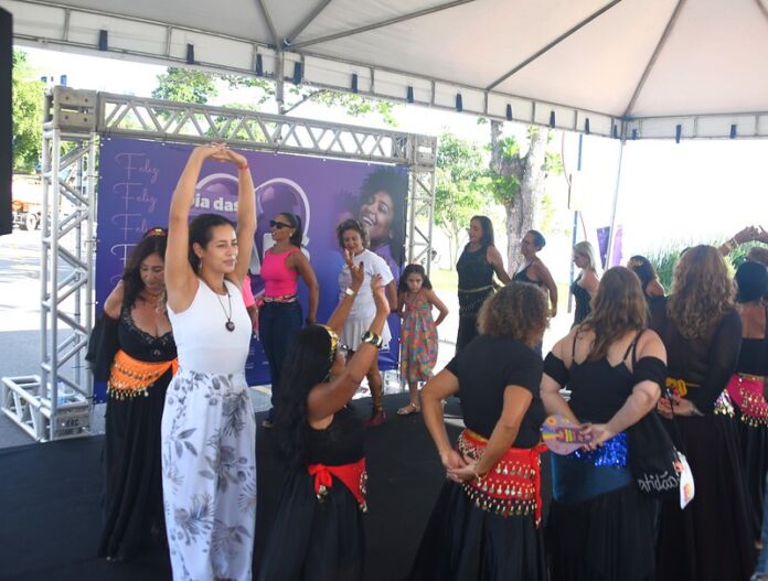 A Prefeitura de Maricá, por meio da Secretaria de Políticas e Defesa dos Direitos das Mulheres, promoveu na tarde desta sexta-feira (09/05) uma programação especial em homenagem ao Dia das Mães na Praça Tiradentes, em Araçatiba.
