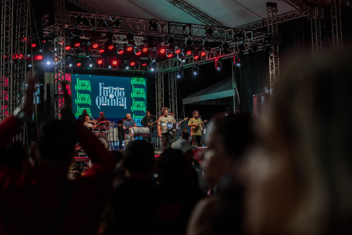 O grupo Fundo de Quintal foi a atração especial do primeiro dia no palco montado na Orla de Itaipuaçu com muito samba.
