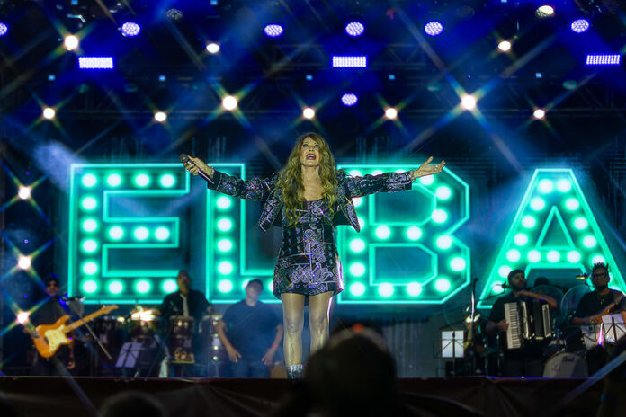 encerrou na noite deste domingo (18/05) a primeira etapa da programação de shows em comemoração ao aniversário de Maricá com a alegria e energia da cantora Elba Ramalho.