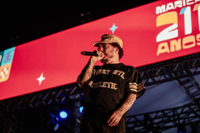 A estrela da noite foi Marcelo D2, que levantou o público no palco montado na Avenida João Saldanha, na Barra de Maricá