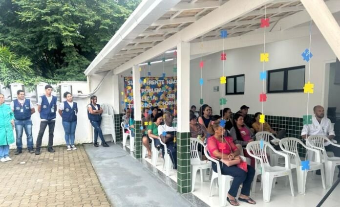 A iniciativa, voltada à comunidade atendida na unidade de saúde, teve como objetivo ampliar o conhecimento da população sobre o autismo