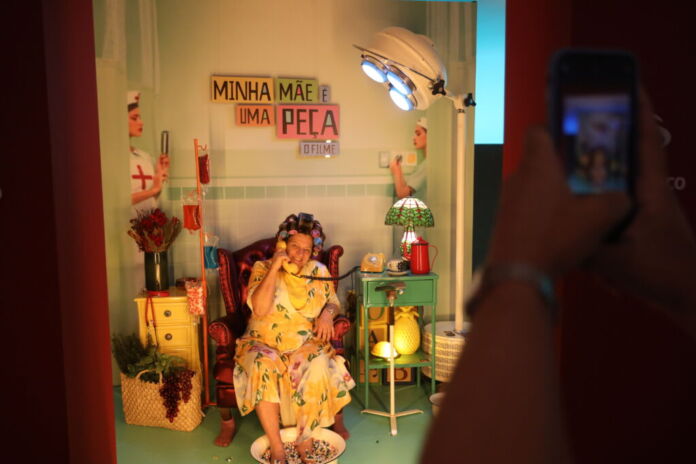 A exposição “Rir, um ato de resistência”, em homenagem ao ator e comediante Paulo Gustavo, encerra neste domingo (01) no Museu de Arte Contemporânea (MAC) de Niterói.