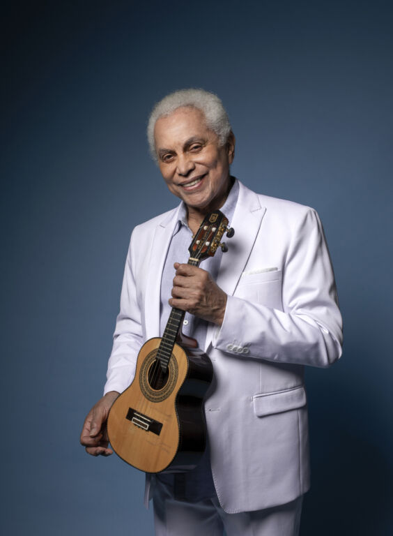 Na poesia de Paulinho da Viola, o mar é símbolo de amor, travessia, destino e beleza. Com essa aura única que marca suas canções, o mestre do samba e do choro chega à Praia de São Francisco no sábado, 14 de junho, para uma apresentação gratuita da turnê “Quando o Samba Chama”.