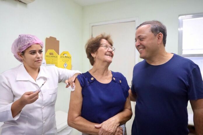 O prefeito de Niterói, Rodrigo Neves, participou, neste sábado (10), do Dia D de mobilização e intensificação da Campanha Nacional de Vacinação contra a Influenza (gripe), na Policlínica Regional de Itaipu.