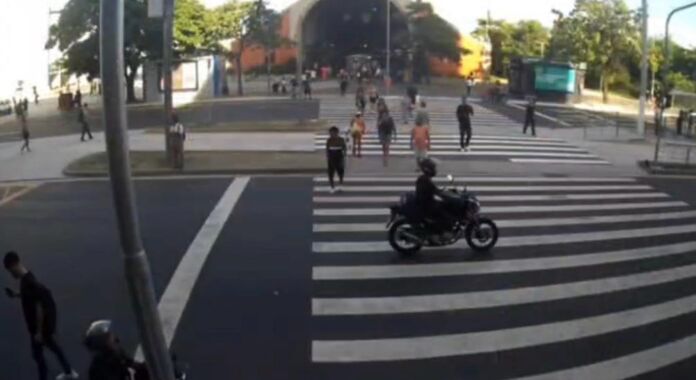Uma ação coordenada entre o Centro Integrado de Segurança Pública (Cisp) da Prefeitura de Niterói e a equipe do programa Segurança Presente da Polícia Militar resultou, neste sábado (10), na prisão de um homem por receptação e na apreensão de uma motocicleta roubada.