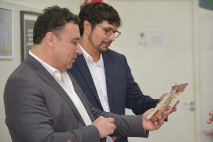 A Prefeitura de Maricá, por meio da Secretaria de Educação, recebeu nesta quarta-feira (14/05) a visita do cônsul do Chile no Brasil, Carlos Marin, na Escola Municipal Marisa Letícia Lula da Silva, em Inoã.