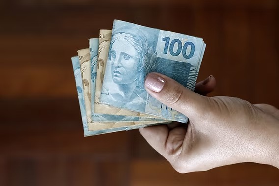 O prefeito de Niterói, Rodrigo Neves, anunciou nesta sexta-feira (16) a antecipação de metade do 13º dos servidores municipais, aposentados e pensionistas.